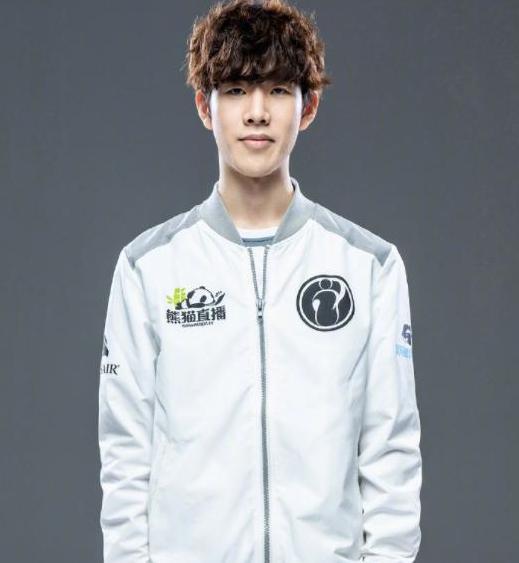 电竞比分RAMZES： 《现在在《Dota》中没有核心、中单和劣单——只有三个核心。