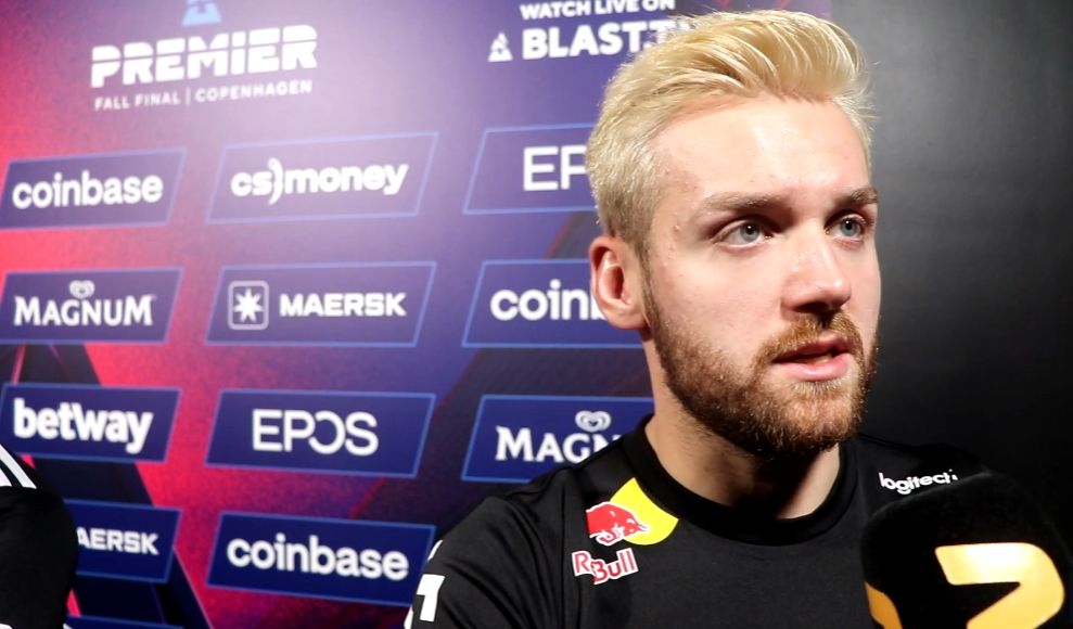 Top Esports vs LGD Gaming 资格生死战首发阵容：双方均为主力选手， 369 选择单挑 Sasi 。