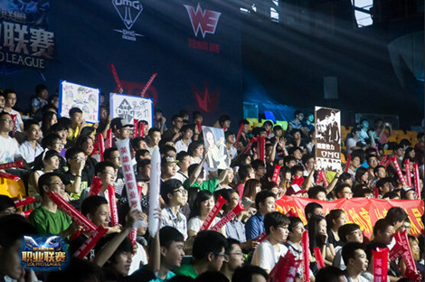 JDG赛后返图：Ruler／Missing互相击掌，Knight与Kanavi握手庆祝