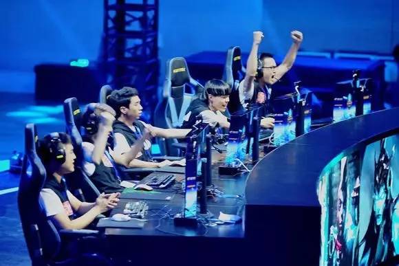 拿下强敌WBG后，BLG众人聚餐吃日料：绿毛在场，主教练Tabe比心